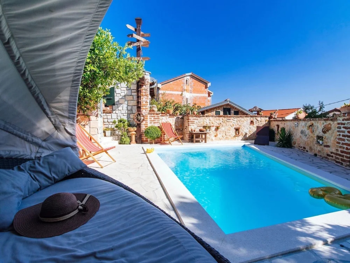 Beautiful Holiday Home With Private Pool, Nice Garden With Relax Area, Taverne