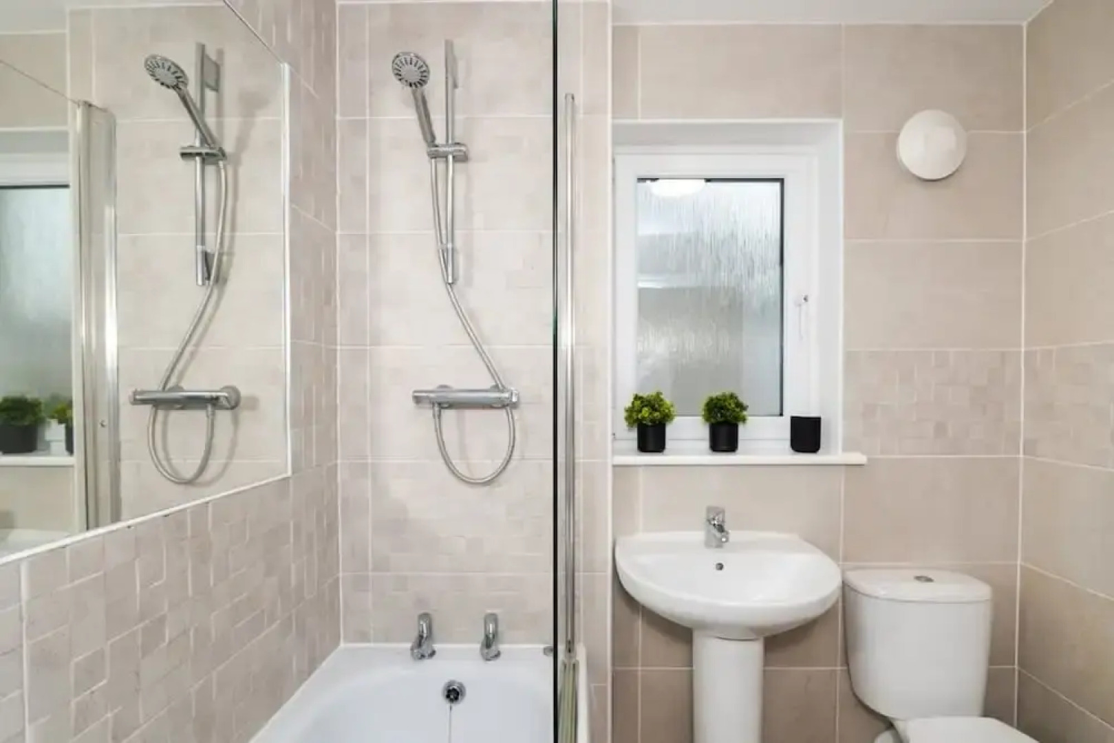 3 Bedroom House-private Parking