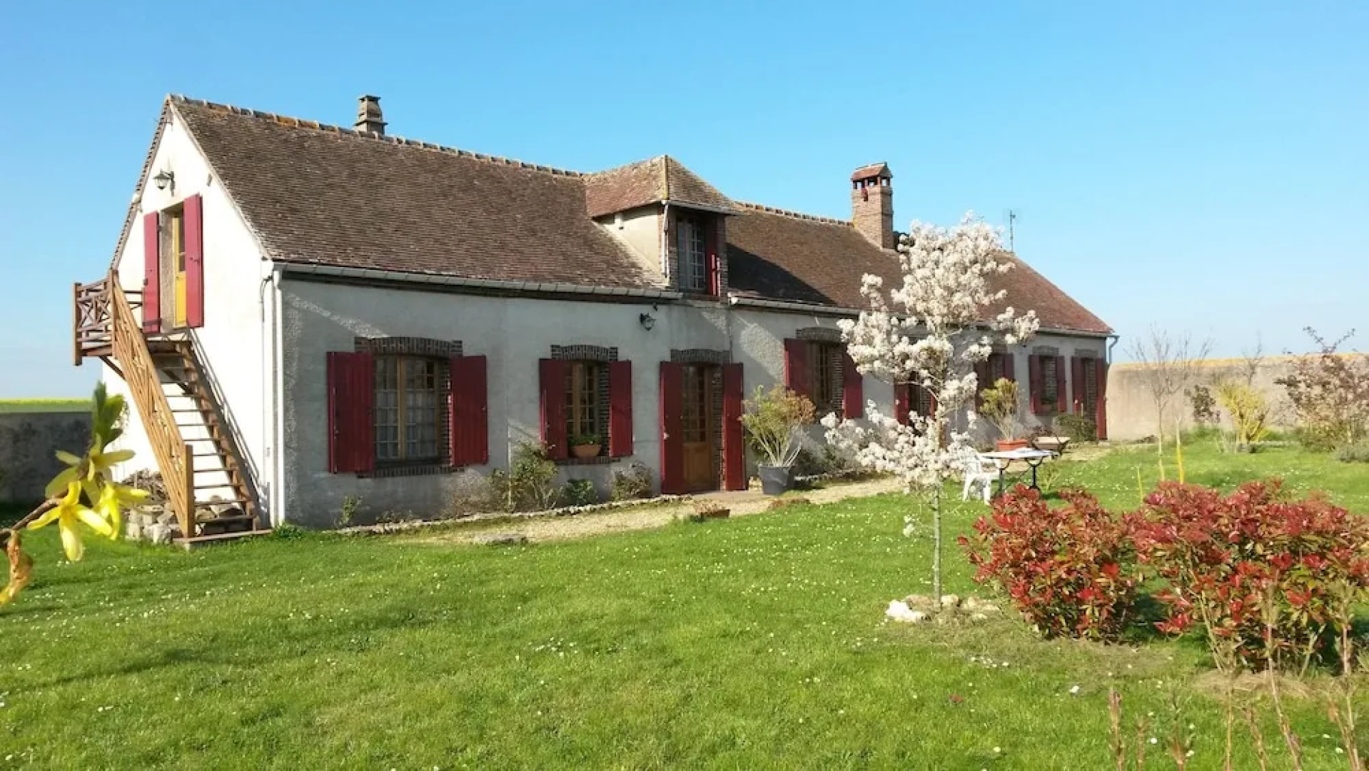 La Longère aux Volets Rouges