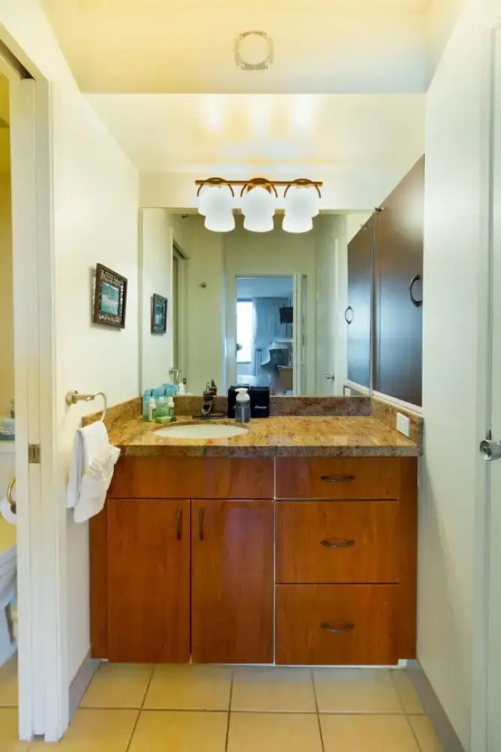 Waikiki Banyan - Pool View Tower 1 Suite 707