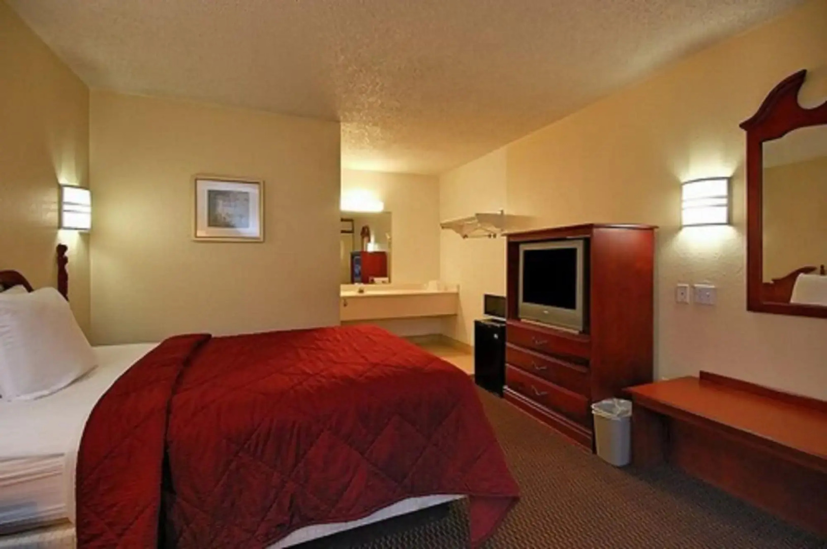 Super 6 Inn & Suites