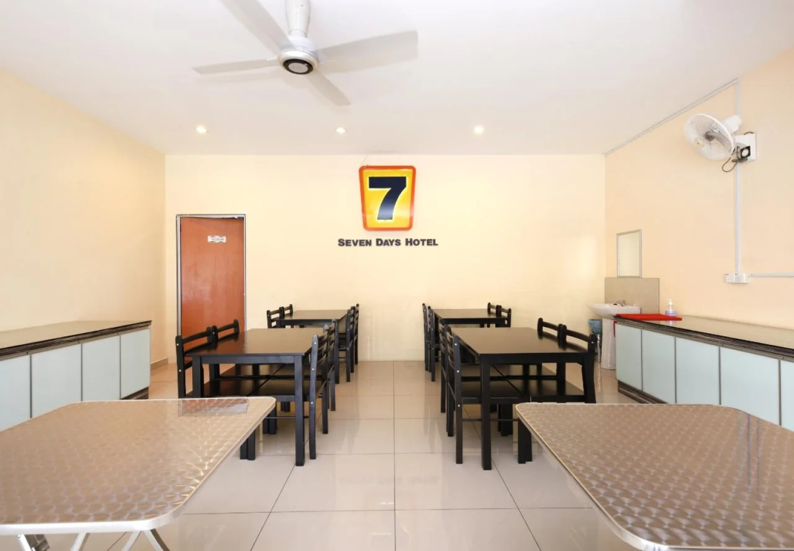 OYO 635 Seven Days Hotel