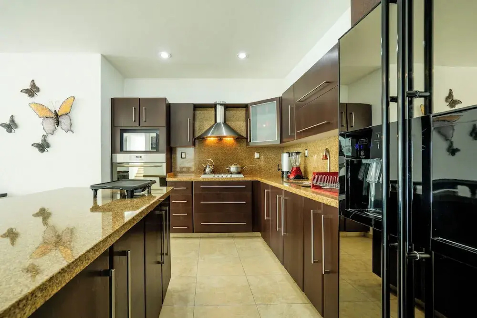 Spacious 5 Bedroom Oasis with Pool & BBQ