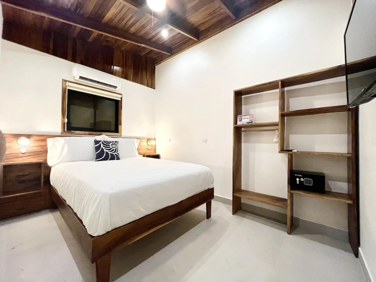 Makanas Beach Bungalows