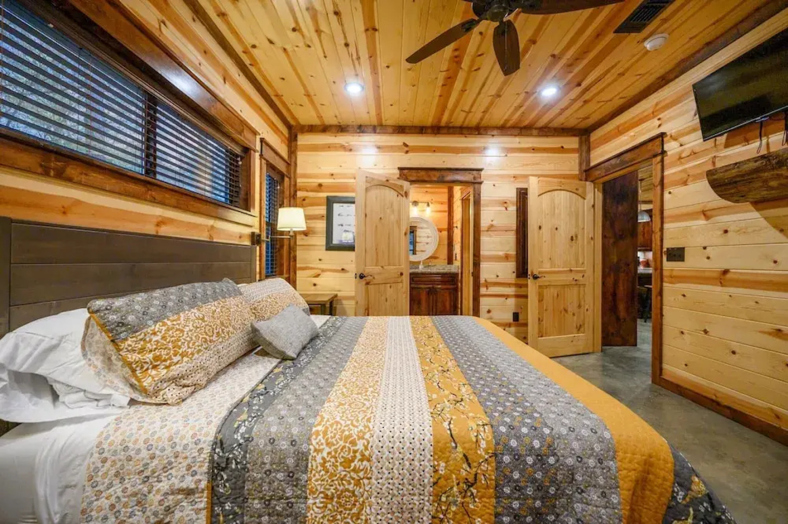 Sugar Daddy Cabin for 13!