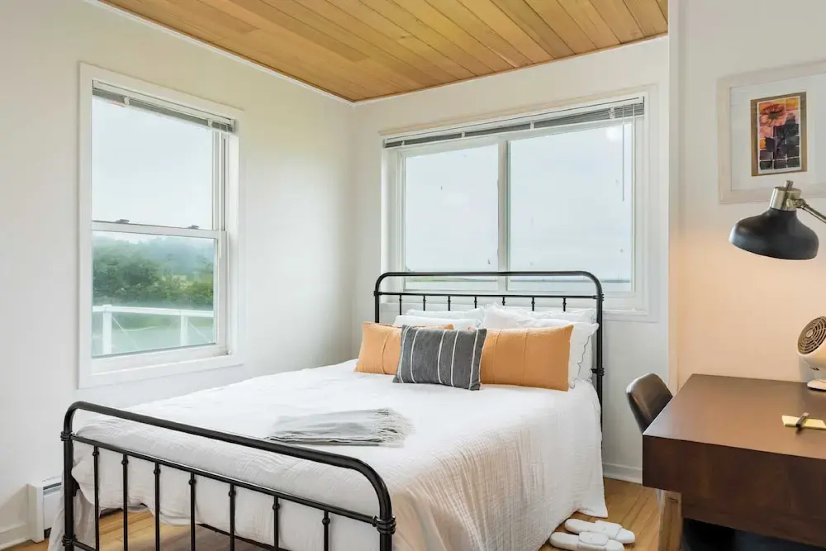 Swan Lake Cottage by Avantstay Views + Firepit