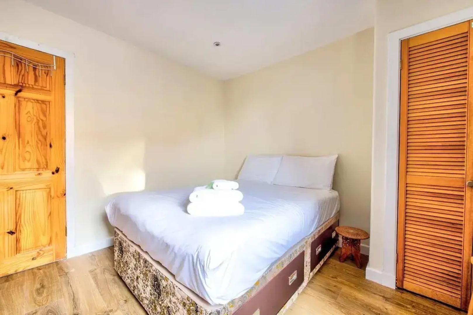 Naturally Well-lit and Serene Holiday Home w\ Parking