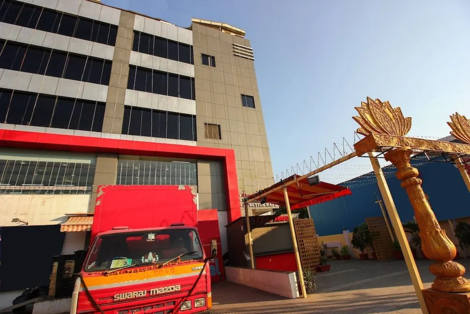 OYO 22737 Chandra Grand Hotel