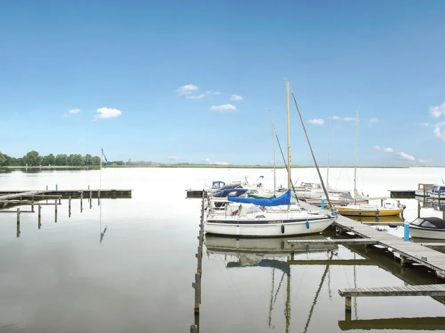 Tidy apartment with dishwasher, close to Amsterdam