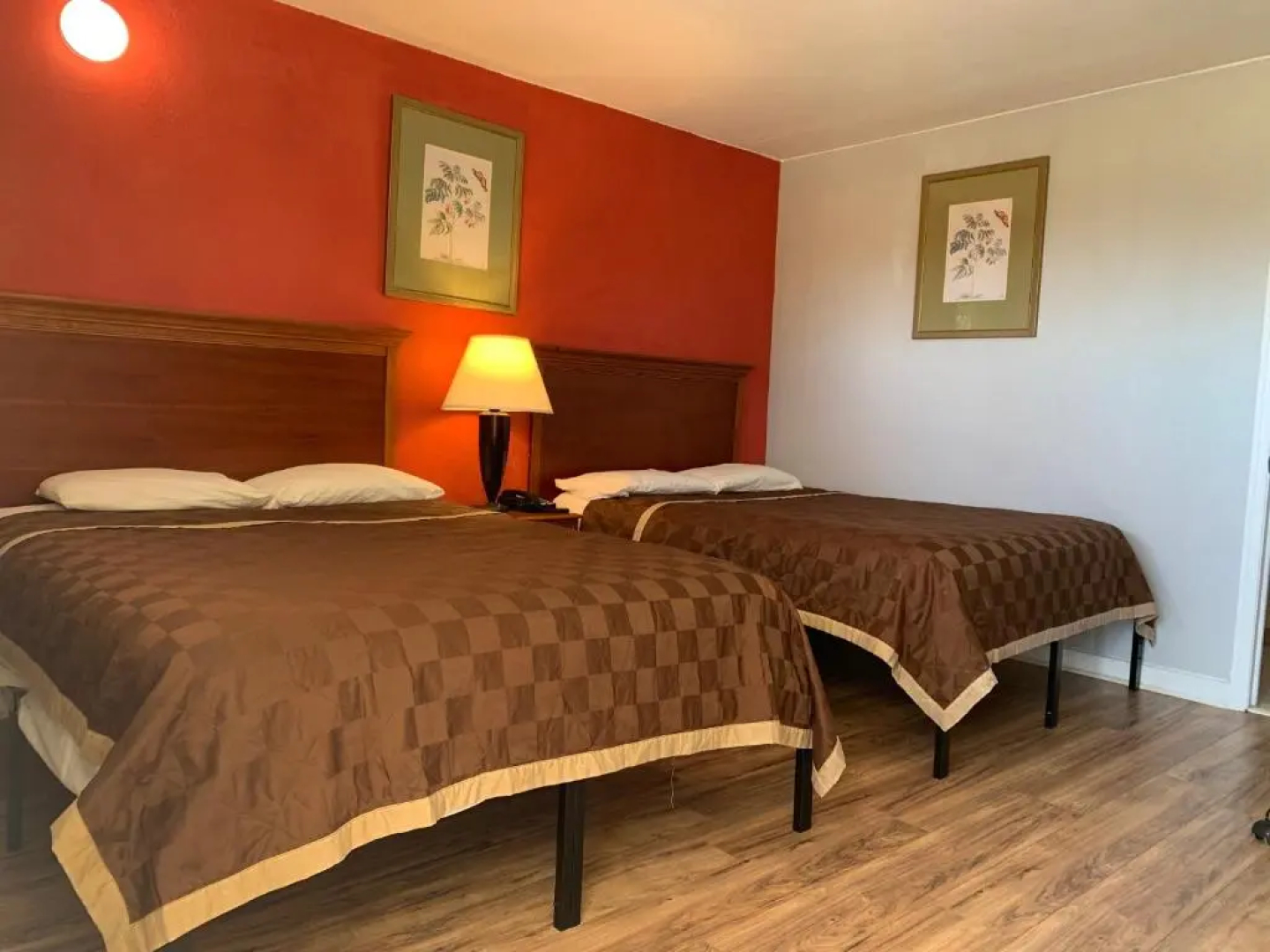 Scottish Inn and Suites
