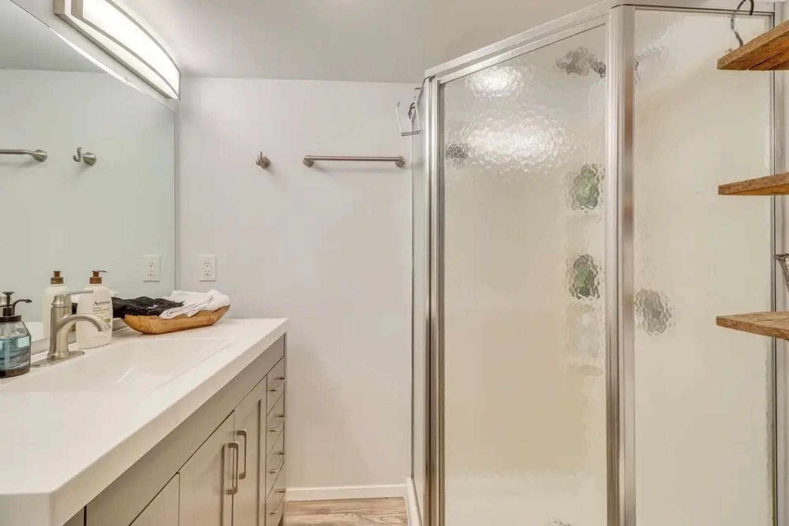 Bigfork Cottage w/ Hot Tub ~ 6 Mi to Flathead Lake