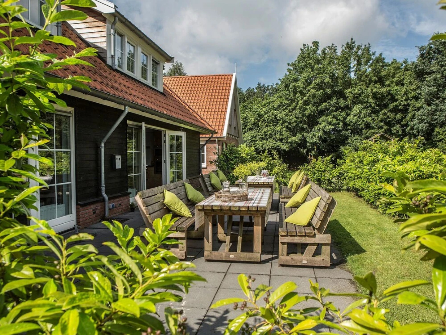 Spacious Home With a Whirlpool and six Bathrooms, in Twente