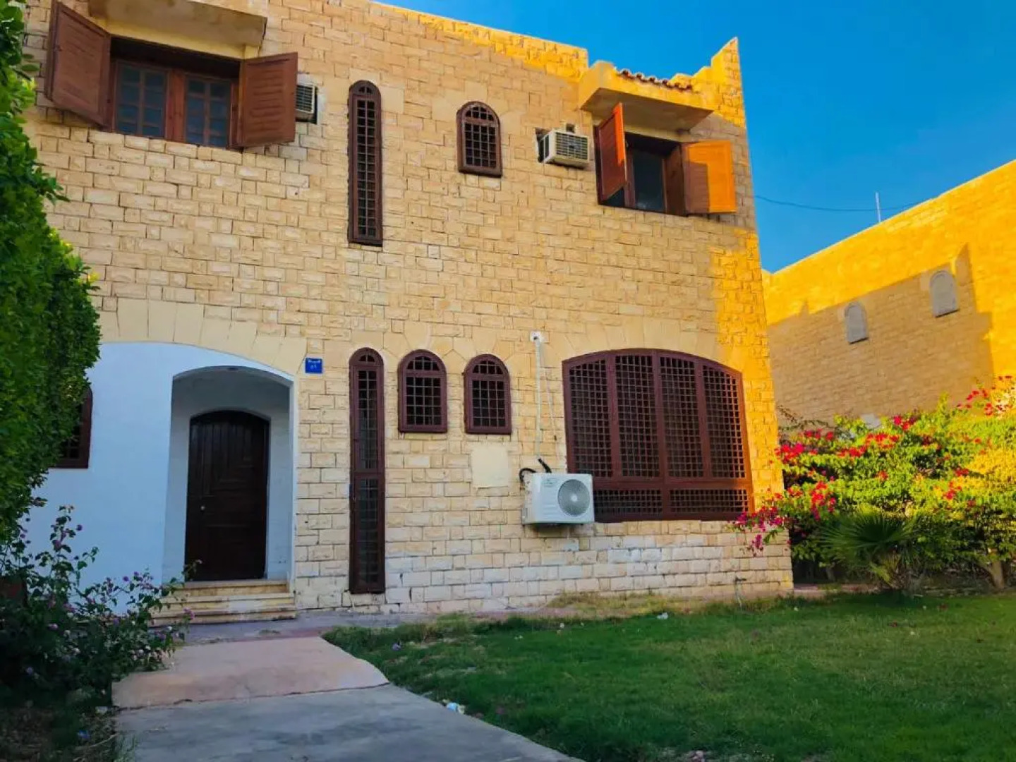 Summer villa for families and friends on the beach