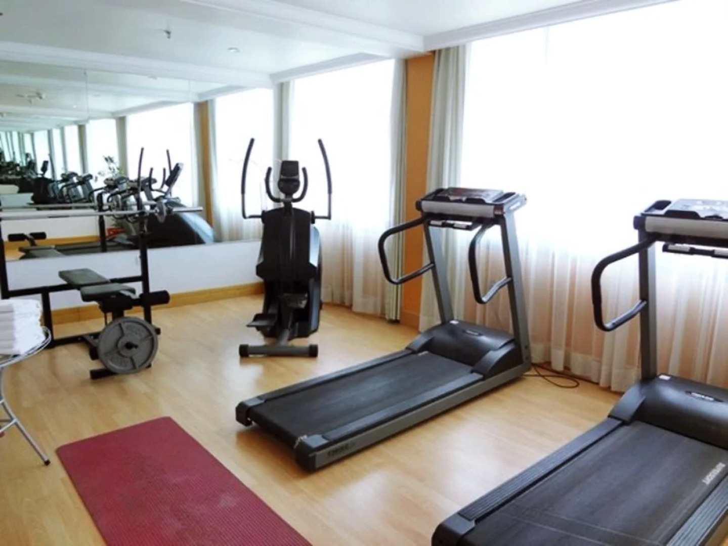 Corniche Hotel & Suites