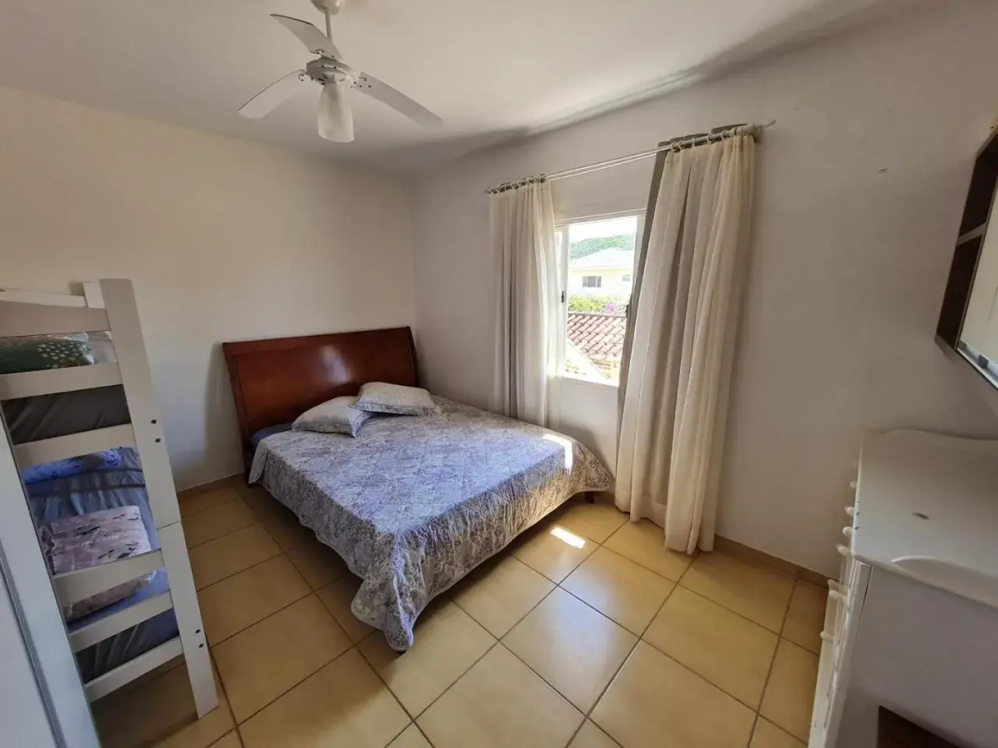 Ampla casa com 5 quartos e vista para o mar