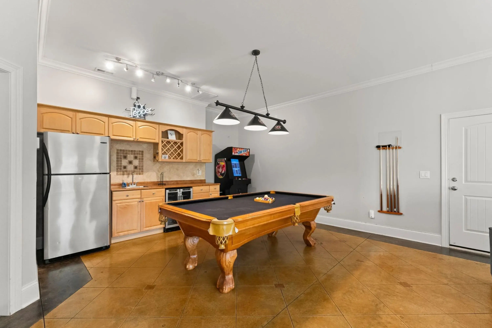 Lakefront 6bdr, Priv Dock, Game Room, Firepit Jake's Lake House by Avantstay