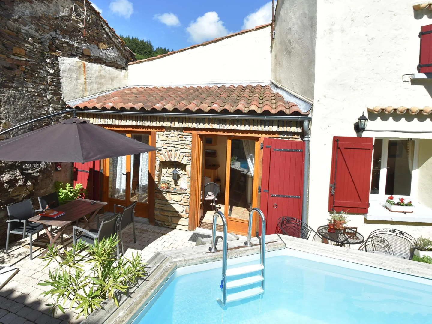 Charming village house with swimming pool, within walking distance of bakery, restaurants and river