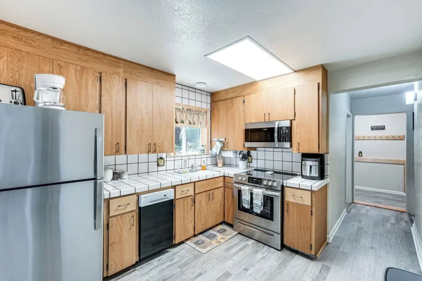 Long Barn Cabin w/ 2 Decks Near Skiing!