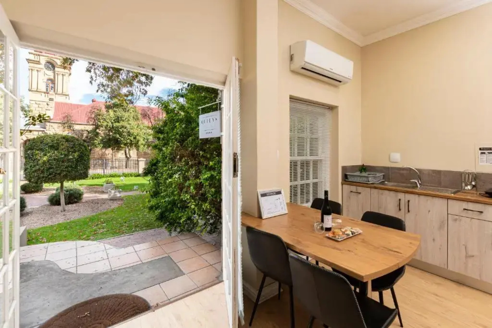 Queen’s Hotel by BON Hotels