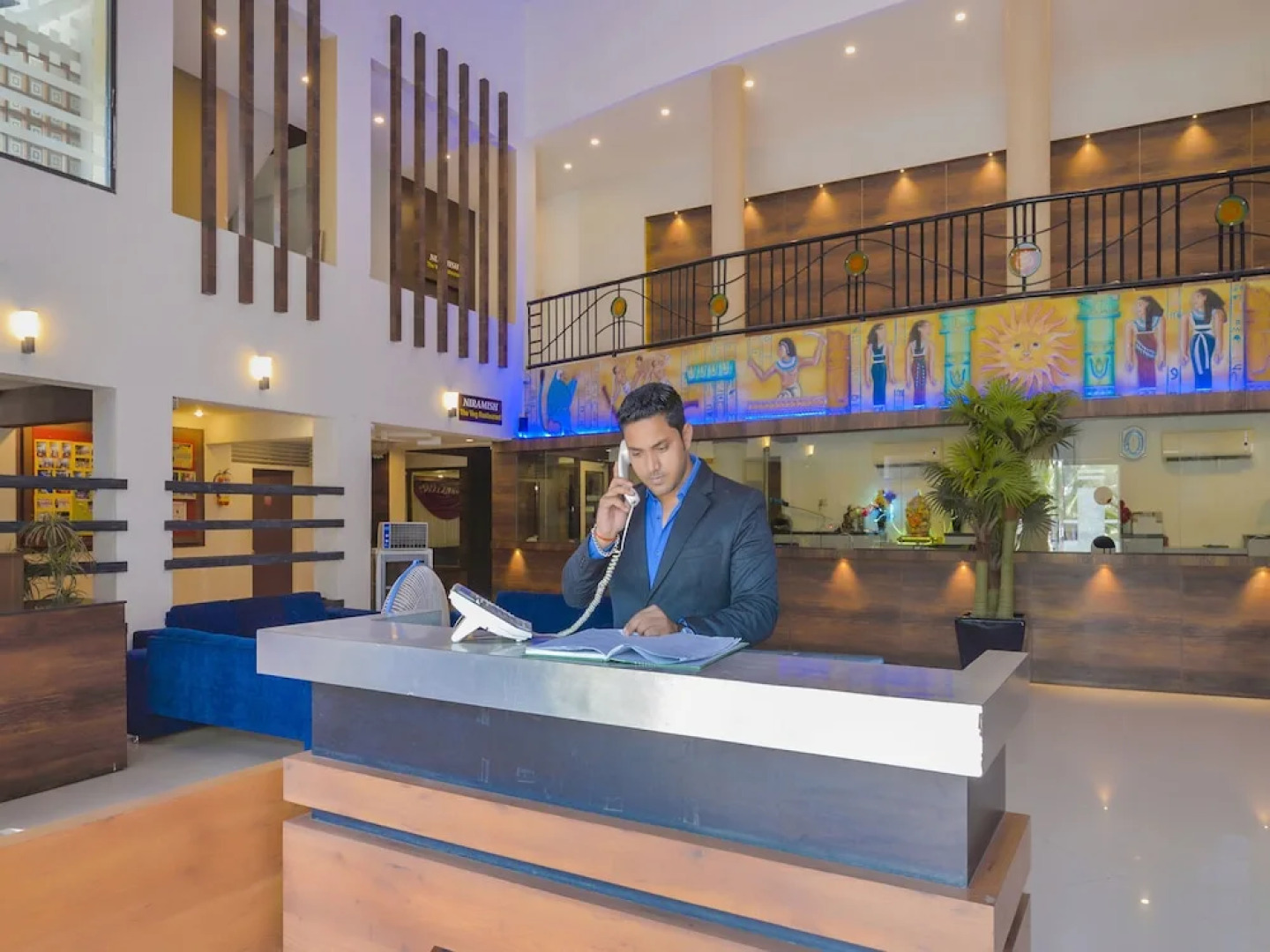 Collection O 23137 Blue Roof Club