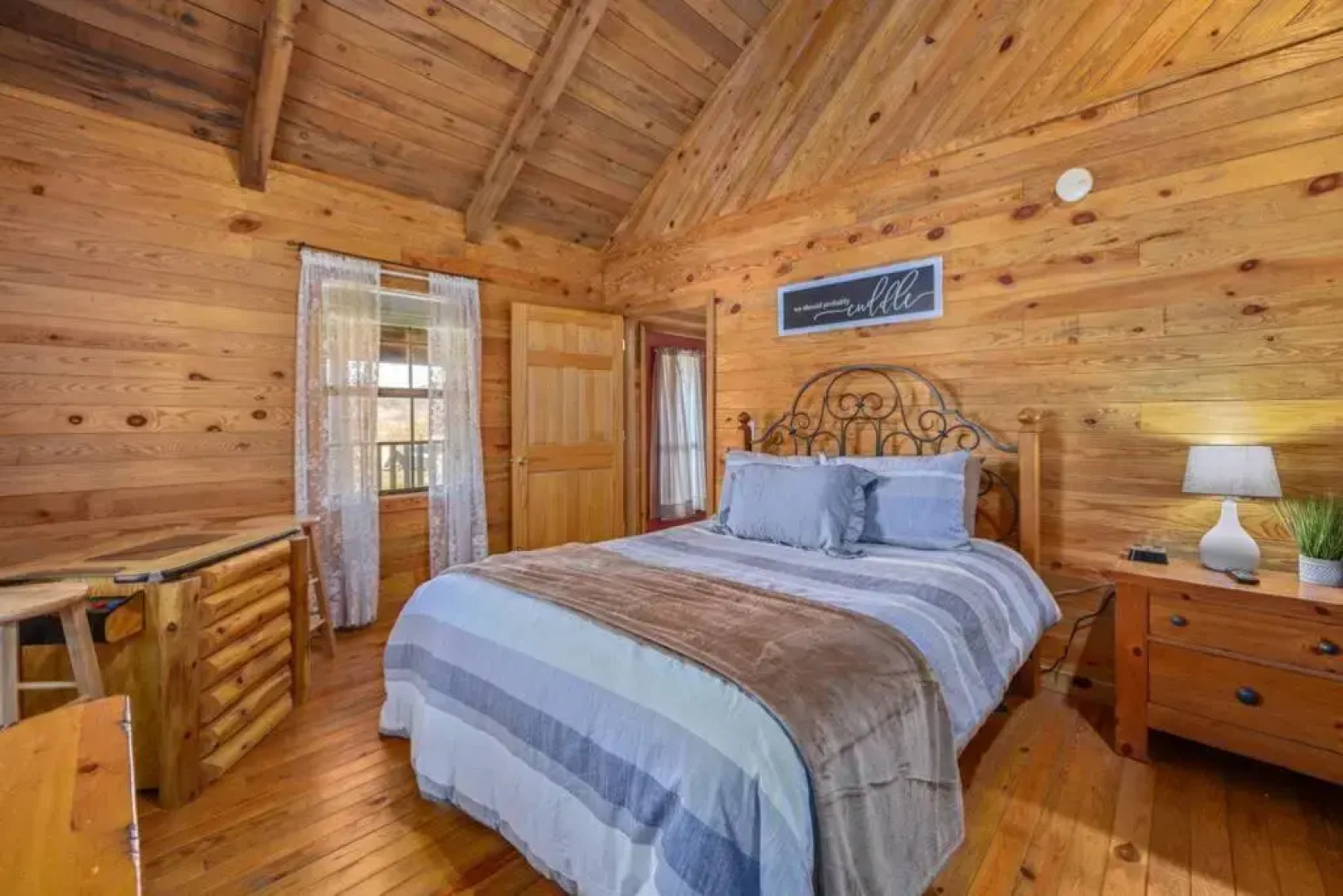 Beautiful View! Log cabin,Fireplace,Hot Tub,Arcade,Pool,Fishing