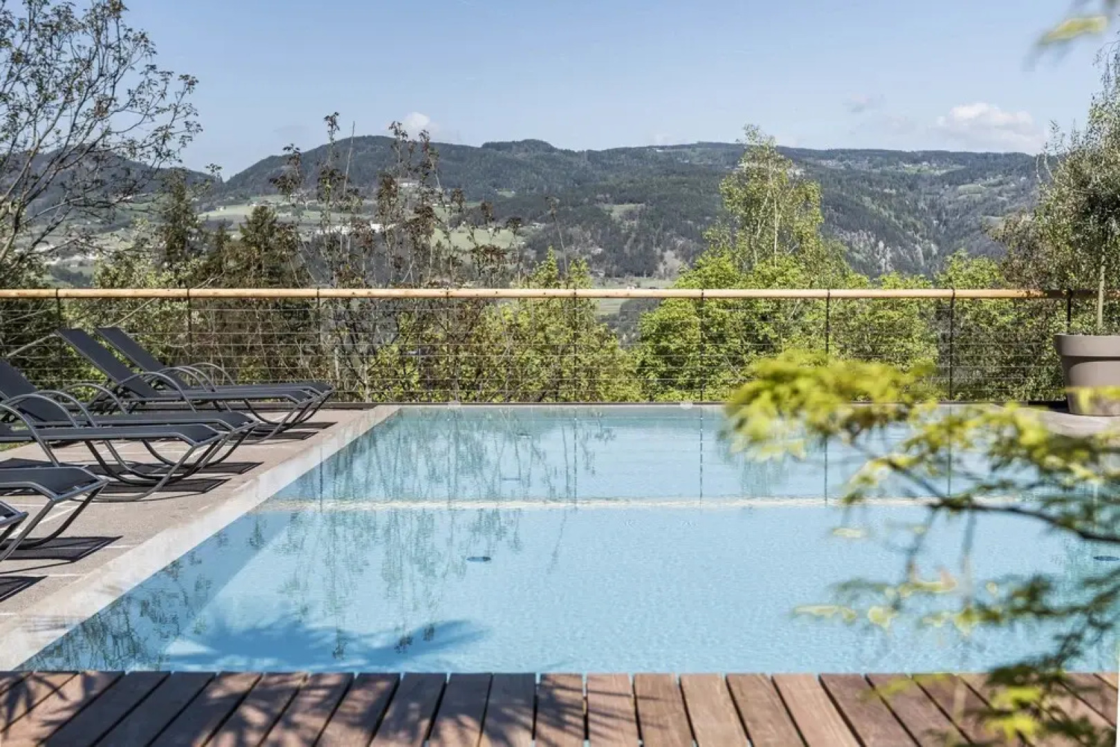 Presulis Hideaway Apartments & Restaurant