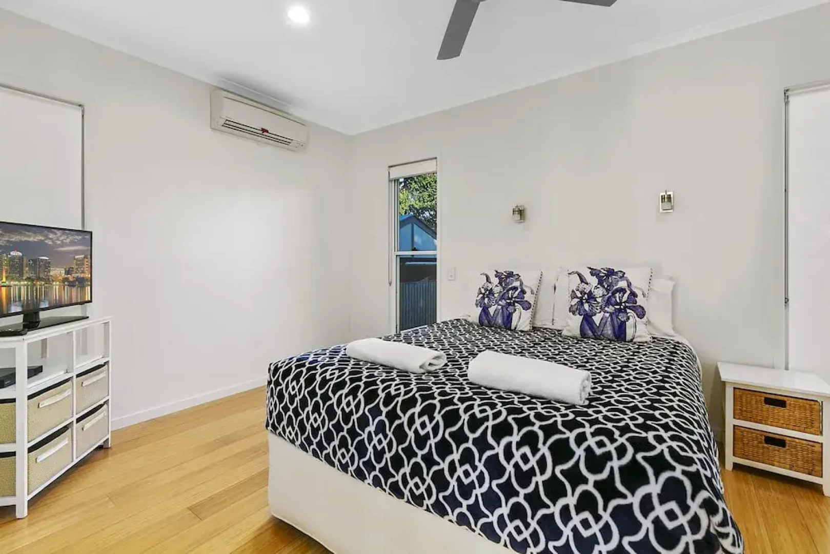 Stunning River House - 51 Hilton Esplanade