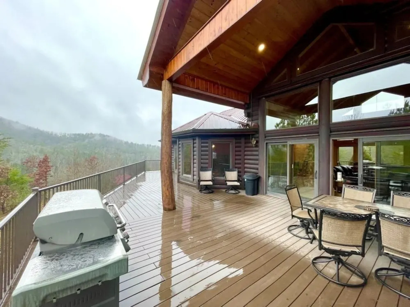A true log cabin with 360 degree mountain views - Pet and Motorcycle friendly! 5 Bedroom Cabin by RedAwning