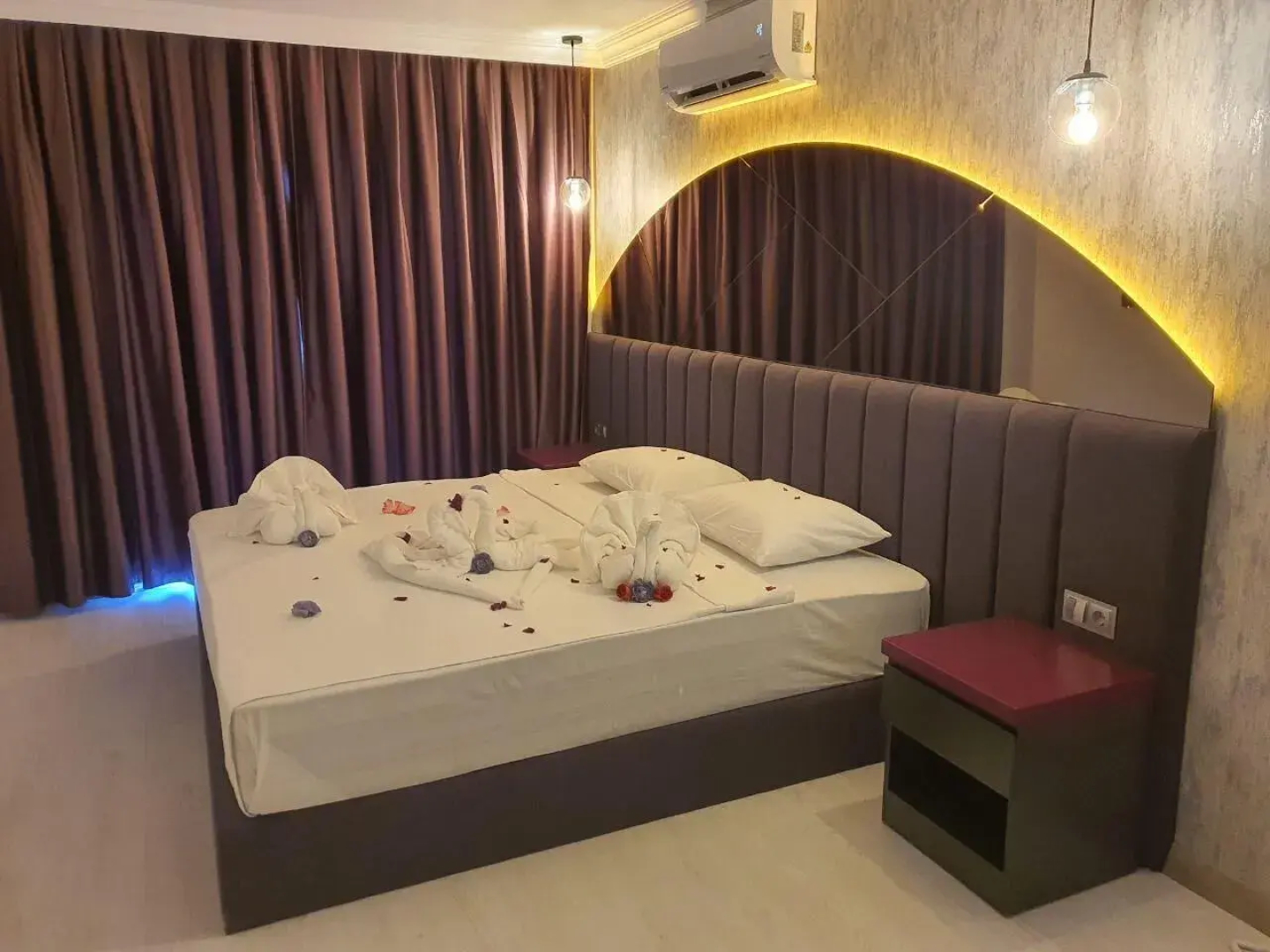 Karikatur Bi Hotel