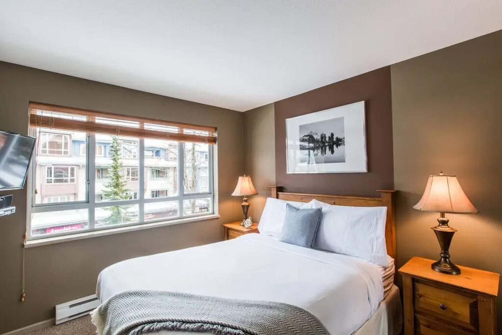 Whistler Village -  Best location - spacious - Village stroll - Walk to lift - bars - restaurants - grocery store - liquor store Deer Lodge 341
