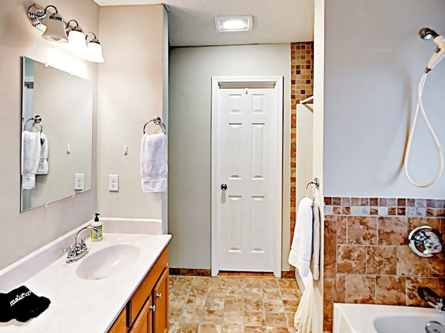 4BR Country Home w/ Hot Tub