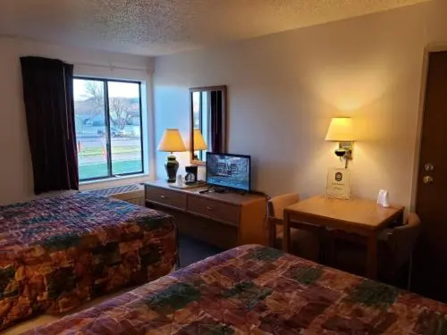 The Center Lodge and Jacuzzi Suites
