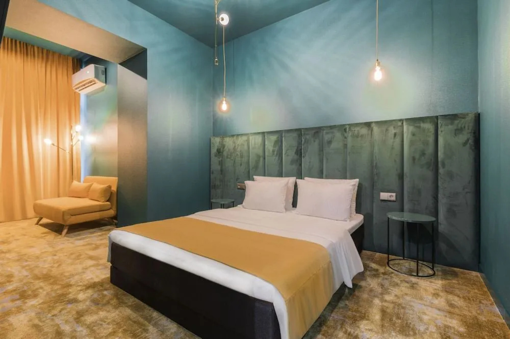 Отель HB Freeze Inn