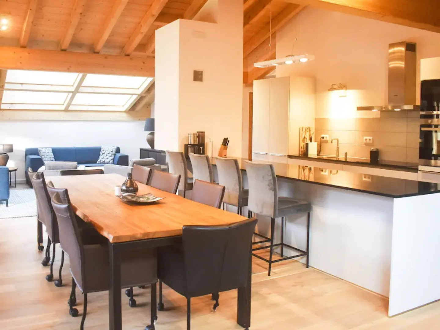 Penthouse with wine climate cabinet, ski lift 1.5 km away.