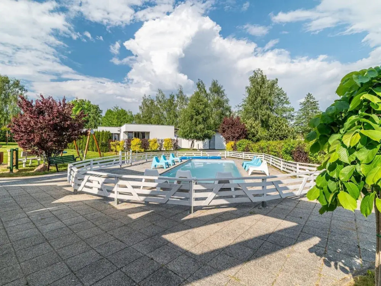 Holiday Homes With Pool, Close to the Beach