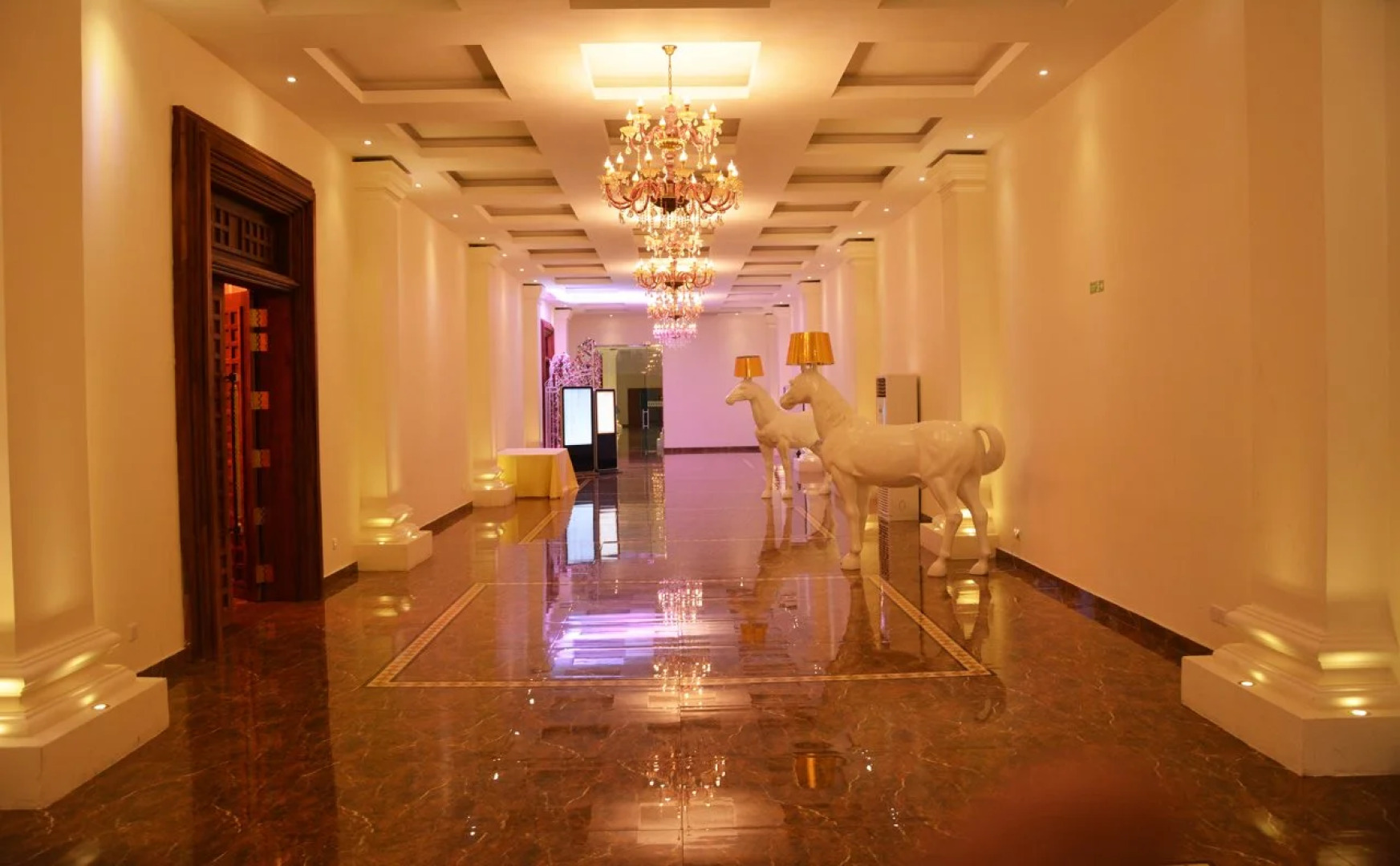 Grandeeza Luxury Hotel