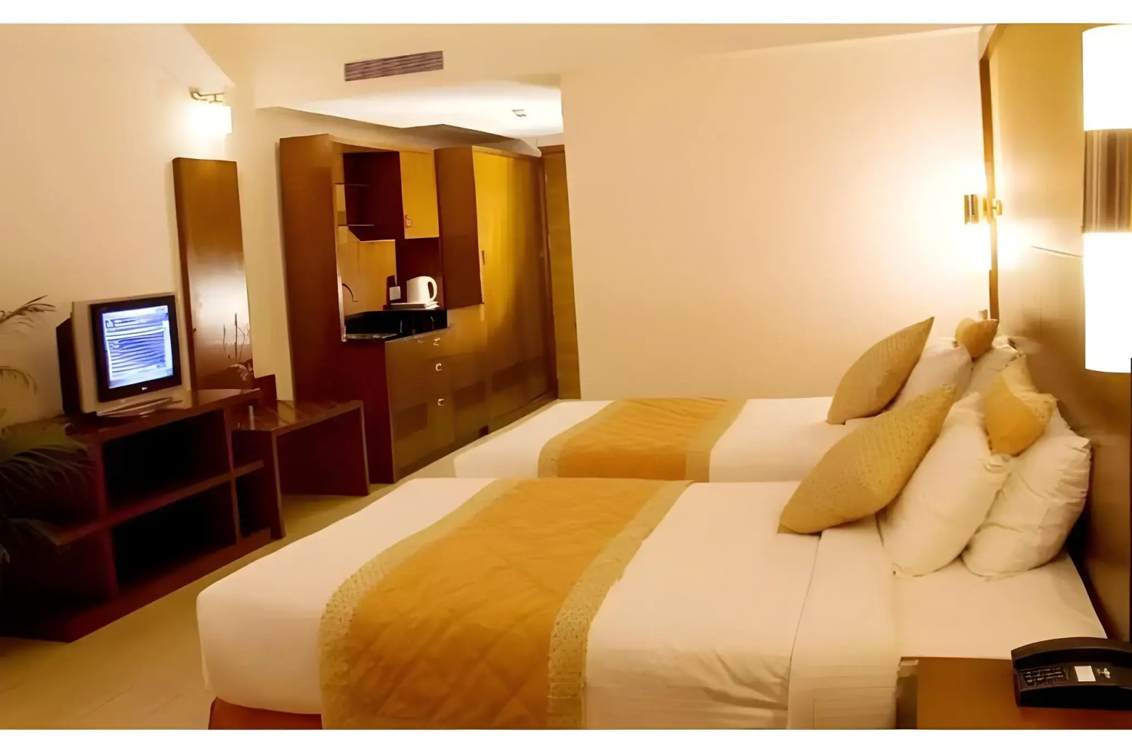 Featherlite Evoma Hotel