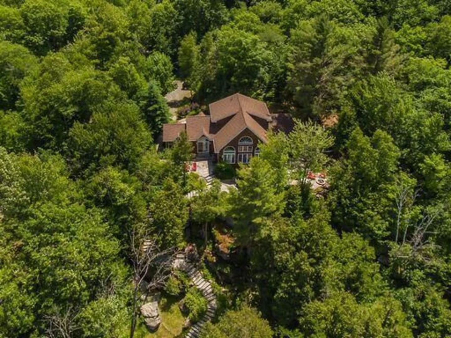 Vantage Point~Lovely 4 bed, 2.5 bath with fabulous views of Lake of Bays!