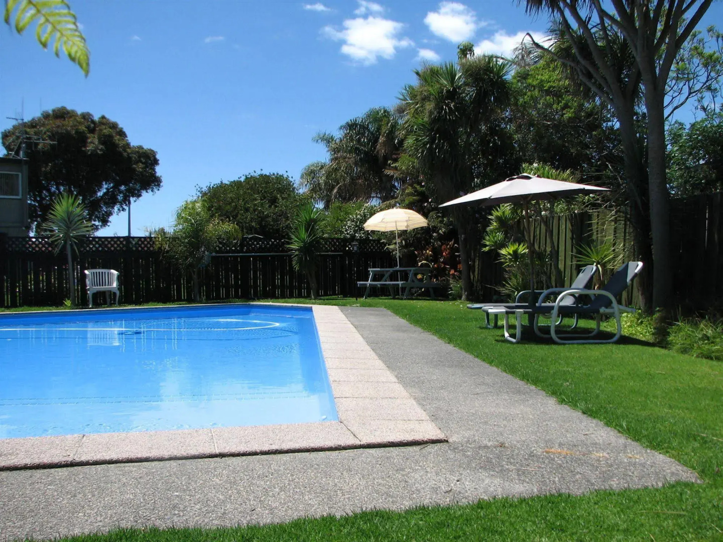 Cobblestone Court Motel – Wenzel Motels