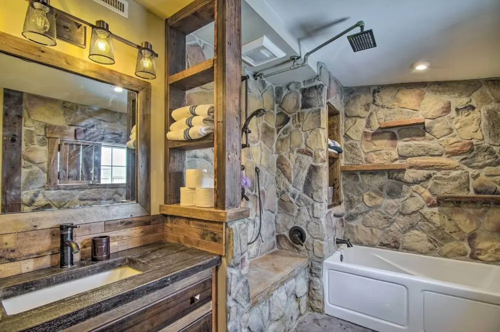 Charming Retreat - Walk to Lake Koshkonong!