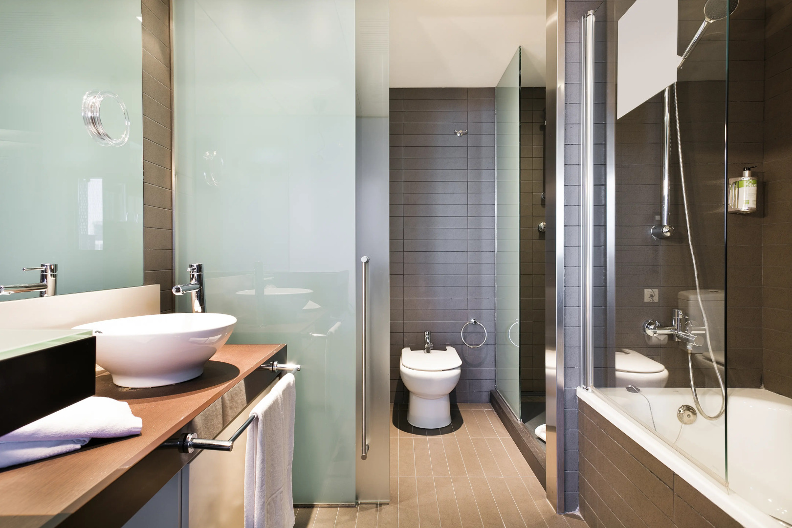 Отель Barcelona Condal Mar Affiliated by Meliá