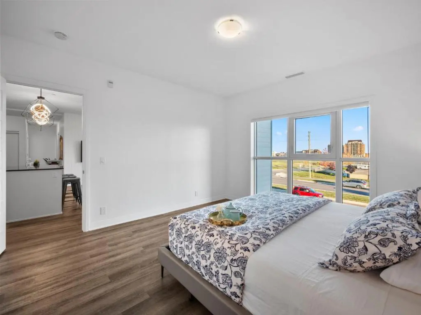 Stylish 3Br + Study Condo - Oakville