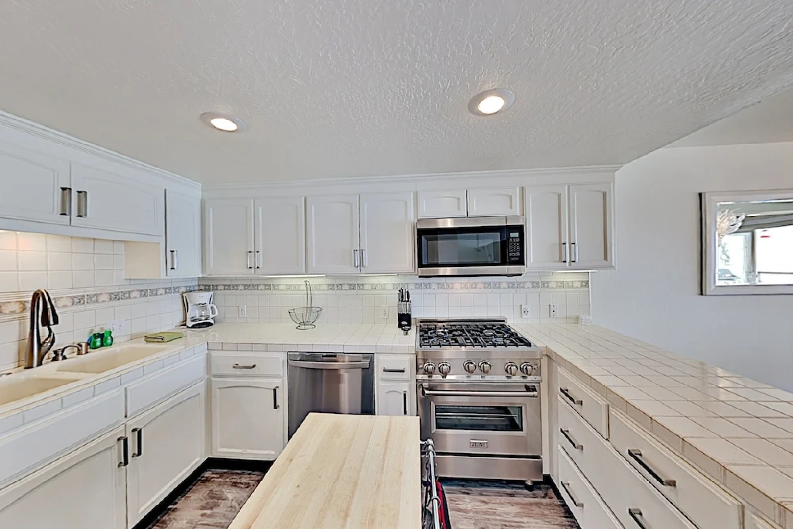 Mer De Calladonn - Ocean-View Oasis w/ Balcony townhouse