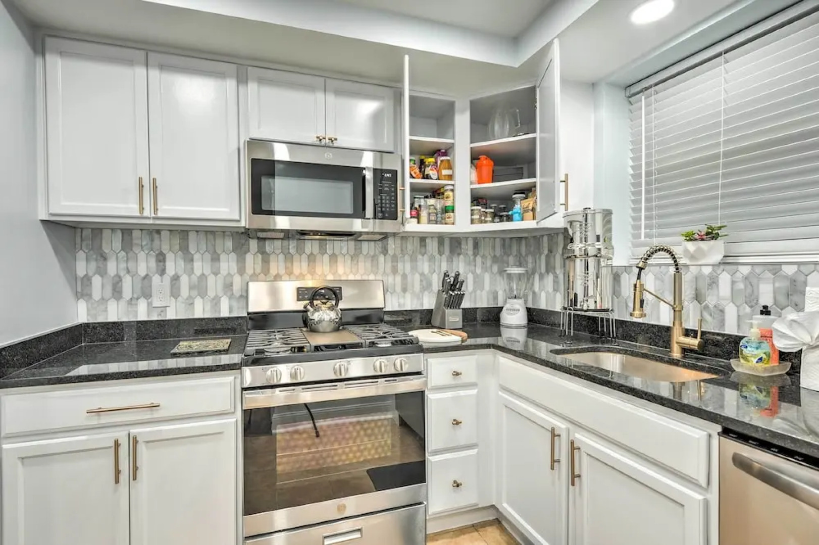 Takoma Park Apt w/ Wood Fire Pit < 8 Mi to DC