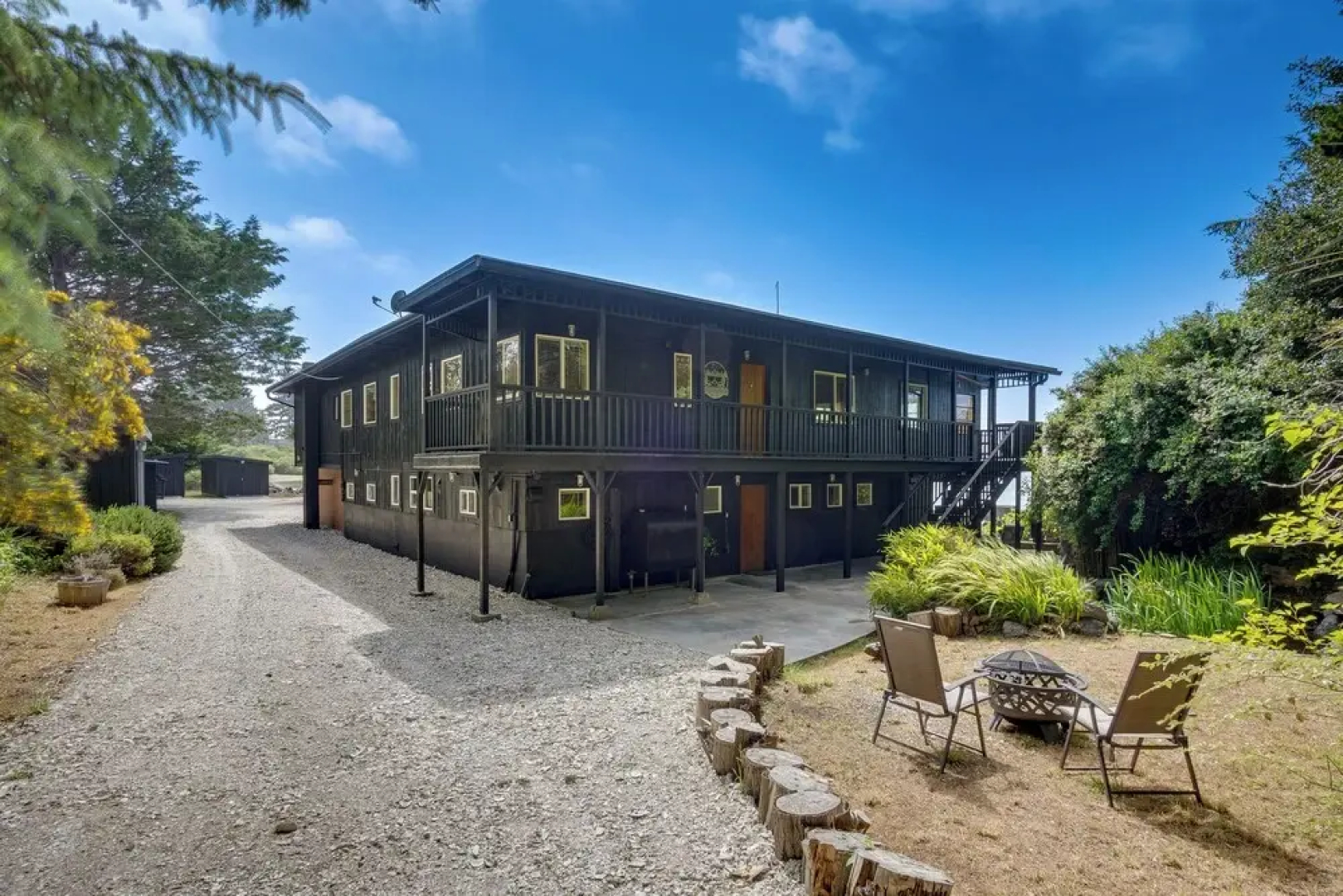 Waterfront Coos Bay Retreat w/ Kayaks!