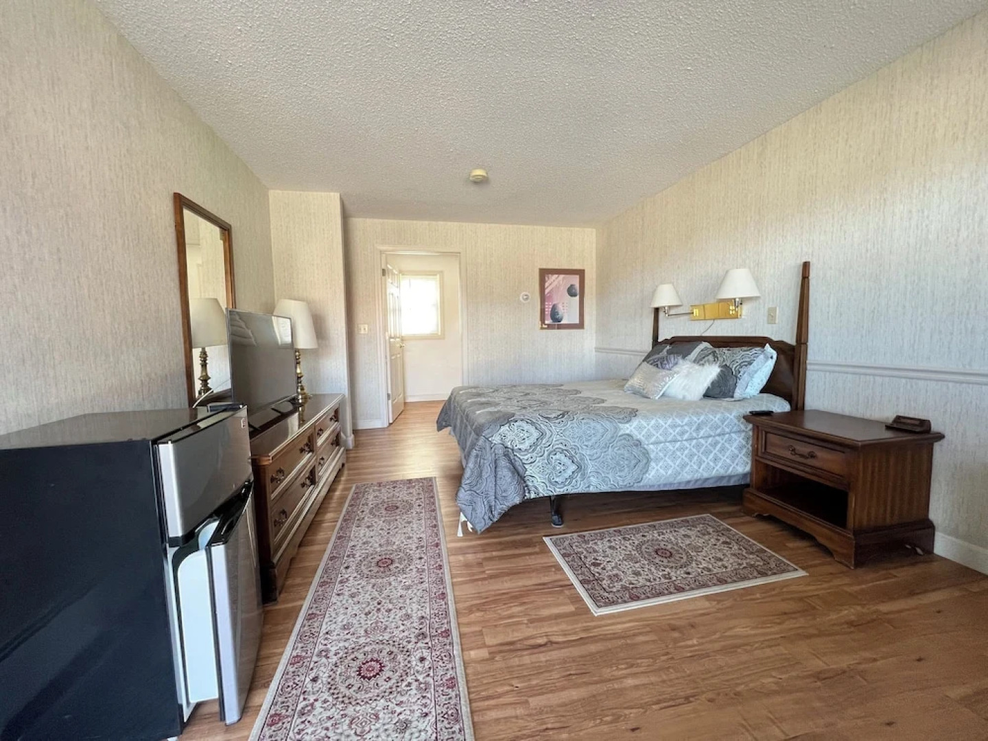 Island Pond Country Inn (Formerly the Lakefront Inn & Motel)