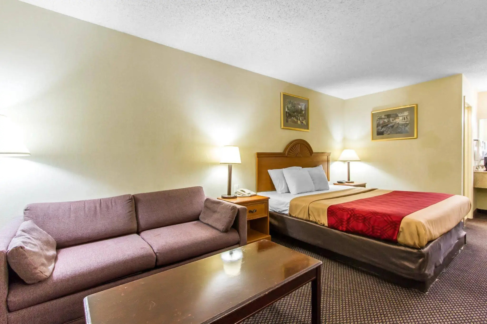Econo Lodge & Suites Clarksville near Governors Square Mall