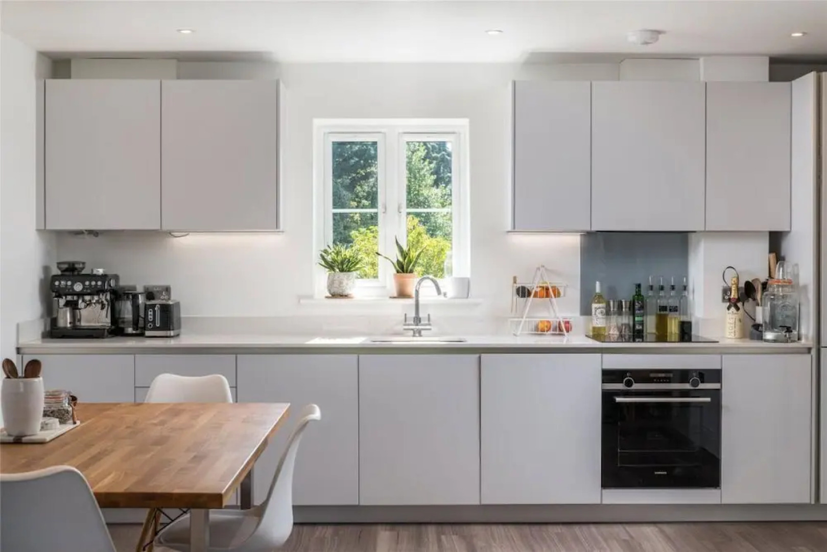 2 Bed 2 Bath Apt Close to Reigate Station - 2230