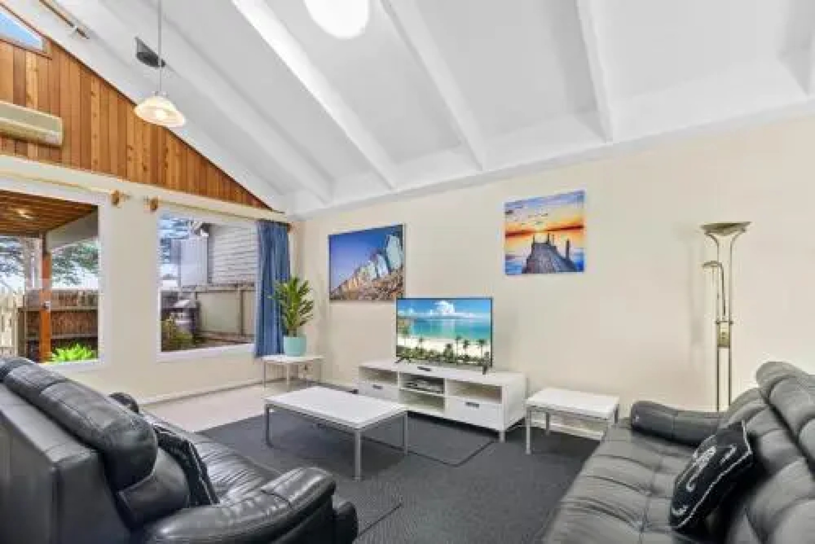 Black Dolphin Waterfront Townhouse - Bay Views