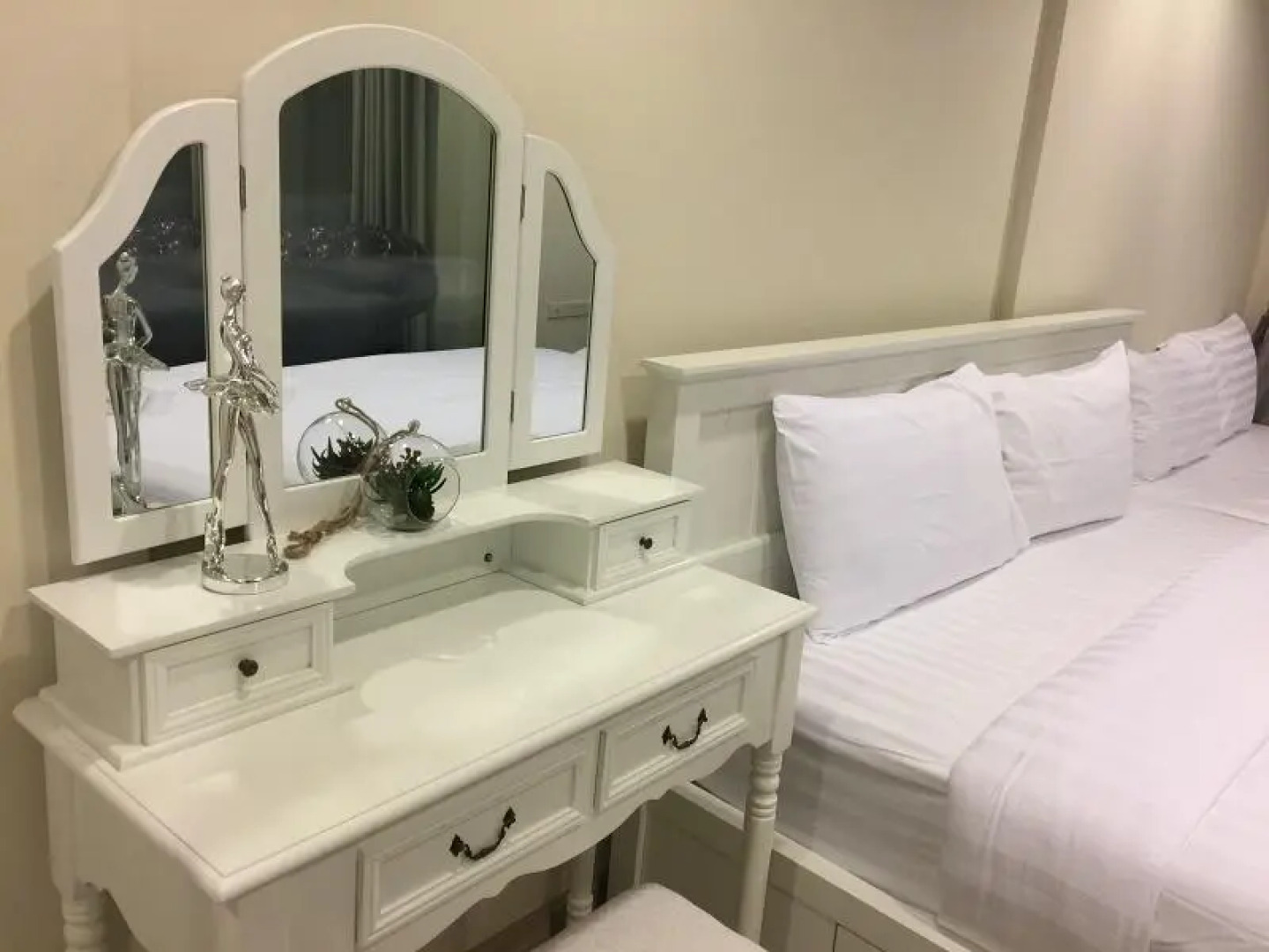 Rain Chaam Huahin by Jan Pool view เรน  หัวหิน WFH